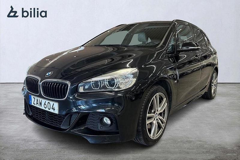 Svart Begagnad 2017 BMW 225 Active Tourer M Sport Minibuss | 184 900 kr (Marknadspris) - Bild 1/4