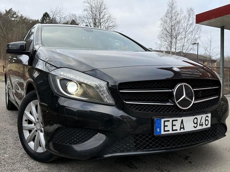 Svart Begagnad 2013 Mercedes A180 Halvkombi | 74 800 kr (Marknadspris) - Bild 1/4