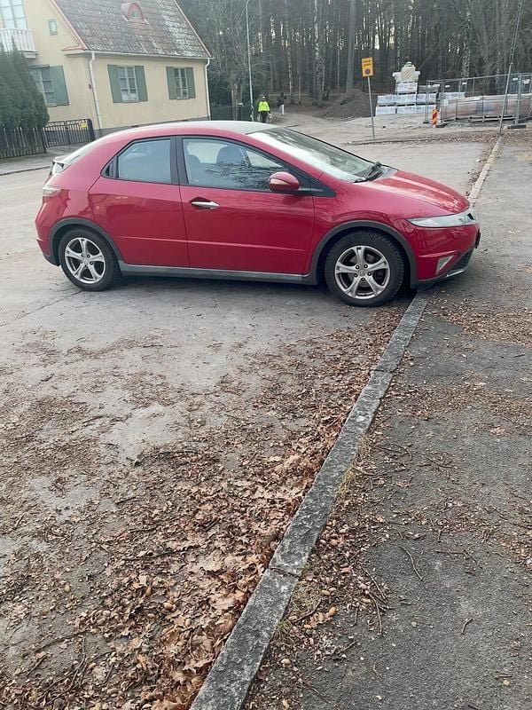Begagnad 2010 Honda Civic Halvkombi | 41 000 kr (Bra pris) - Bild 1/4