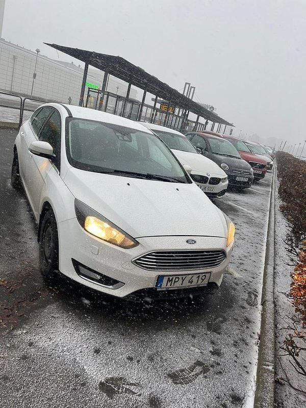 Vit Begagnad 2015 Ford Focus Titanium Halvkombi | 40 000 kr (Marknadspris) - Bild 1/4