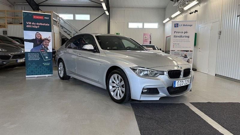 Silver Begagnad 2017 BMW 320 M Sport Sedan | 174 900 kr (Marknadspris) - Bild 1/4