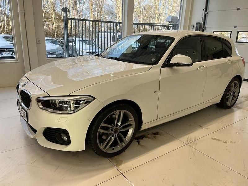 Vit Begagnad 2018 BMW 120 Halvkombi | 239 900 kr (Marknadspris) - Bild 1/4