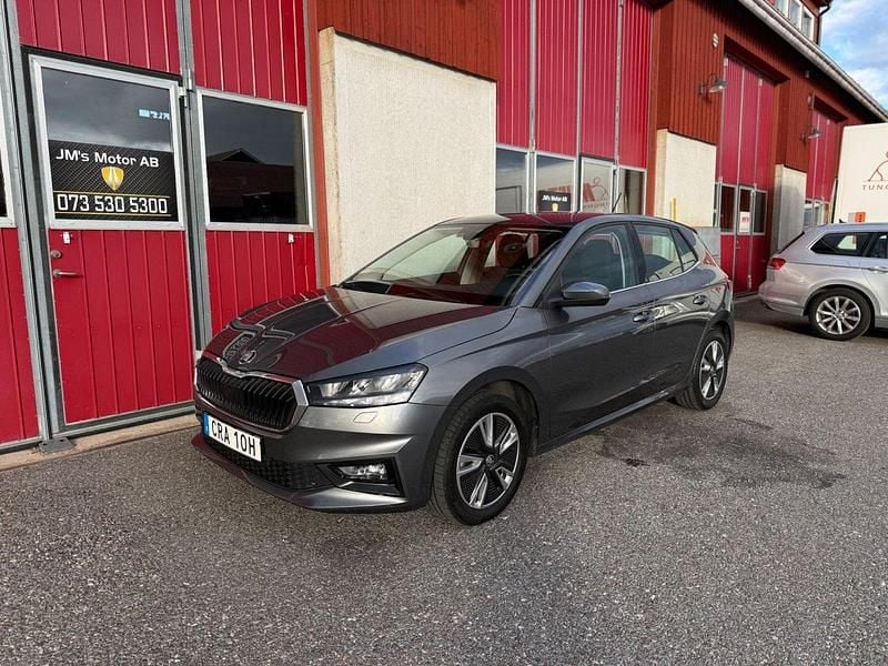 Grå Begagnad 2022 Skoda Fabia Style Halvkombi | 197 900 kr (Marknadspris) - Bild 1/4