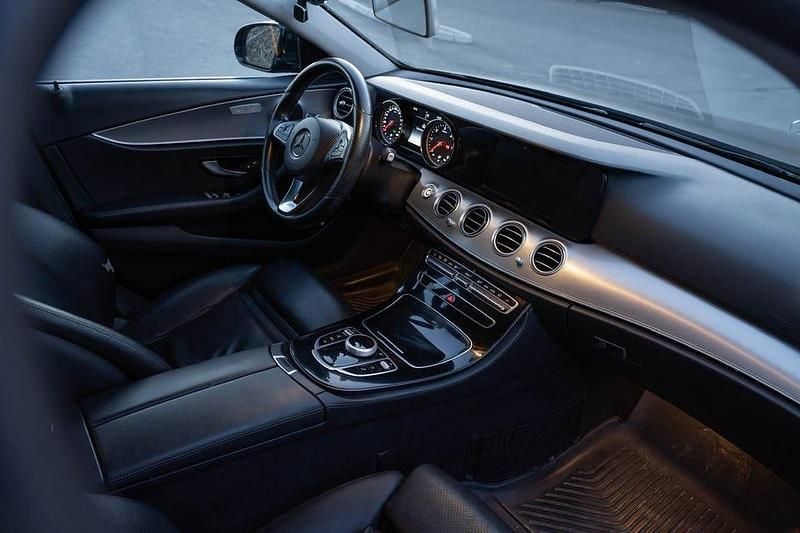 Begagnad Mercedes E220 163 HK (119 kW) 2018 Matte svart