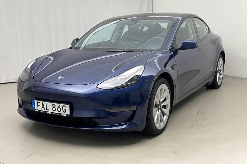 Blå Begagnad 2022 Tesla Model 3 Sedan | 339 000 kr (Marknadspris) - Bild 1/4