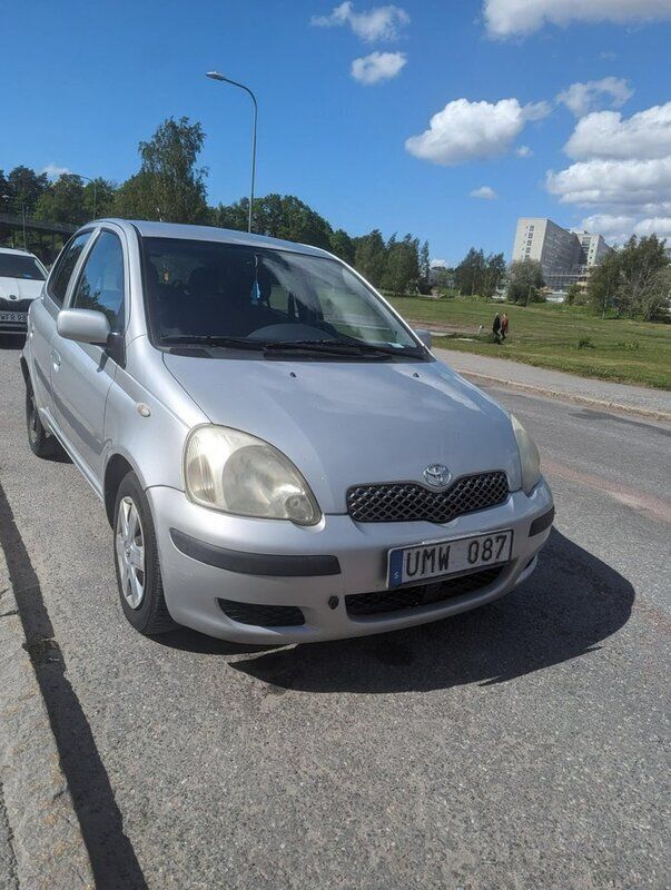 Silver Begagnad 2003 Toyota Yaris Halvkombi | 14 500 kr (Marknadspris) - Bild 1/4