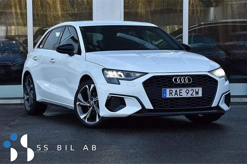Vit Begagnad 2022 Audi A3 Halvkombi | 264 900 kr (Marknadspris) - Bild 1/4