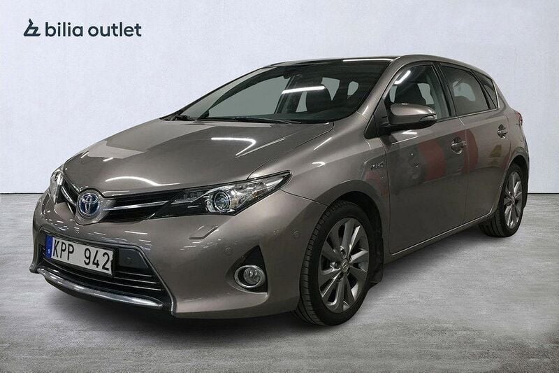 Brun Begagnad 2013 Toyota Auris Hybrid Executive Halvkombi | 144 000 kr - Bild 1/4