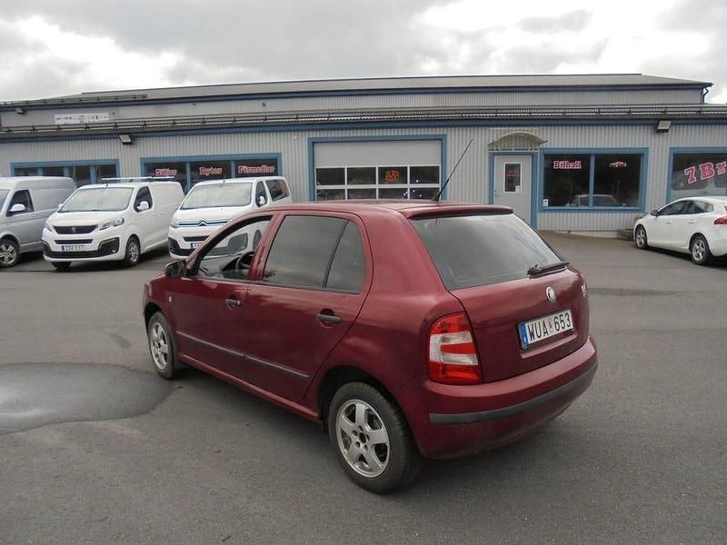 Begagnad Skoda Fabia 64 HK (47 kW) 2005 Mörkröd Halvkombi