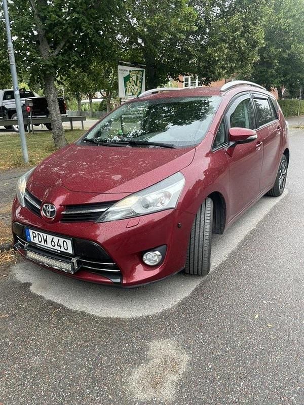 Röd Begagnad 2017 Toyota Verso Edition Minibuss | 165 000 kr (Marknadspris) - Bild 1/4