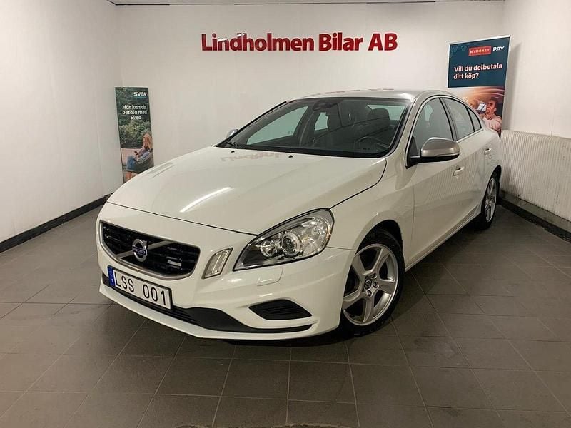 Vit Begagnad 2012 Volvo S60 R-Design Sedan | 76 900 kr (Bra pris) - Bild 1/4