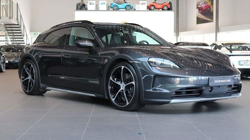 Grå Begagnad 2024 Porsche Taycan Cross Turismo Sedan | 1 095 000 kr - Bild 1/4