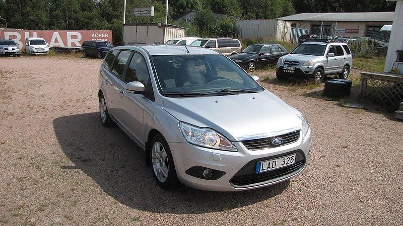 Grå Begagnad 2010 Ford Focus Platinum Kombi | 39 000 kr (Marknadspris) - Bild 1/4