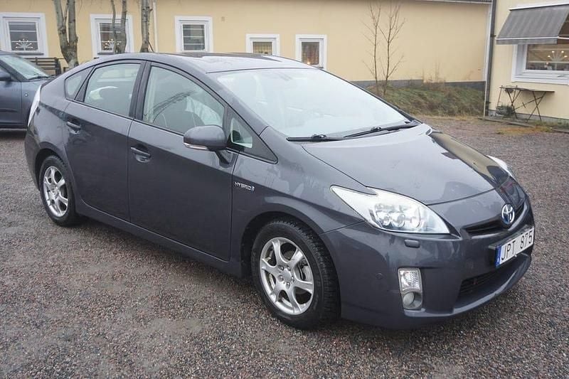 Grå Begagnad 2010 Toyota Prius Halvkombi | 59 900 kr (Marknadspris) - Bild 1/4