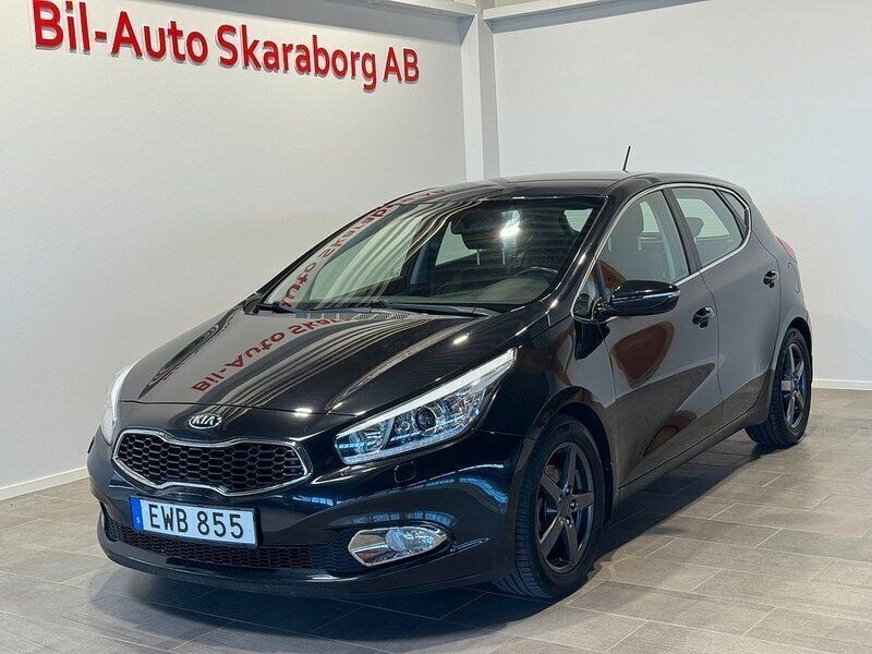 Svart Begagnad 2015 Kia Ceed Comfort Halvkombi | 106 500 kr (Marknadspris) - Bild 1/4