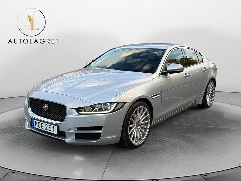 Grå Begagnad 2015 Jaguar XE Sedan | 149 900 kr (Marknadspris) - Bild 1/4