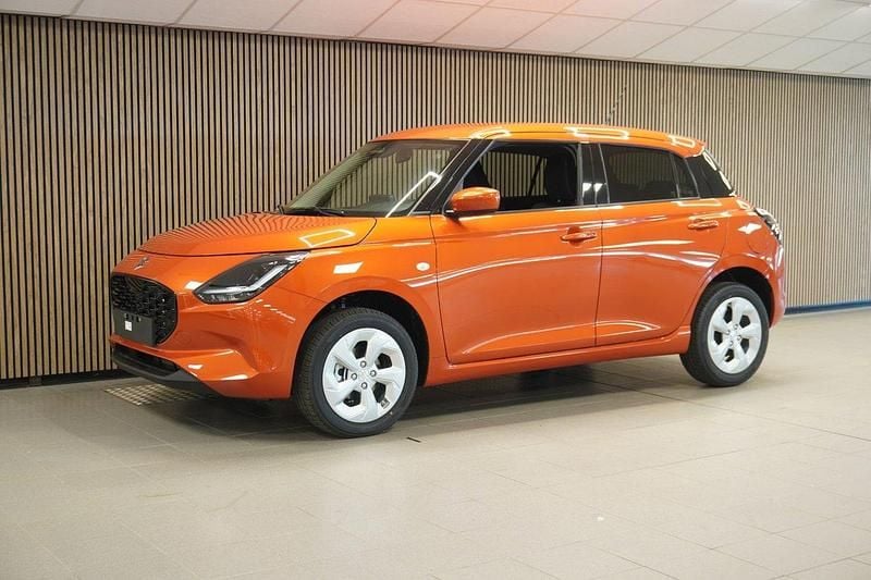 Orange Ny 2024 Suzuki Swift Halvkombi | 259 900 kr (Bra pris) - Bild 1/4