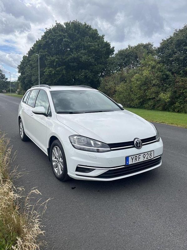 Vit Begagnad 2018 VW Golf VII Kombi | 124 000 kr (Bra pris) - Bild 1/4