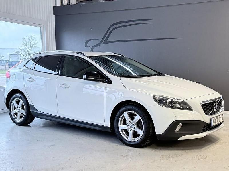 Begagnad Volvo V40 CC Momentum 116 HK (85 kW) 2014 Vit Kombi