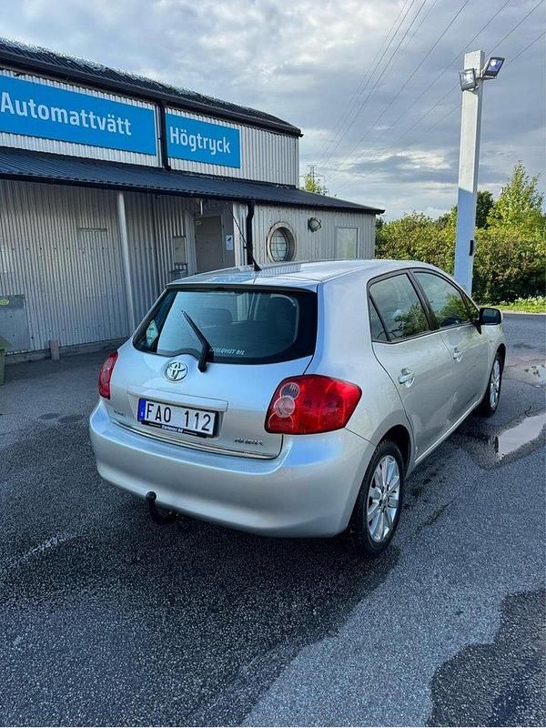 Silver Begagnad 2007 Toyota Auris Halvkombi | 29 000 kr (Bra pris) - Bild 1/4