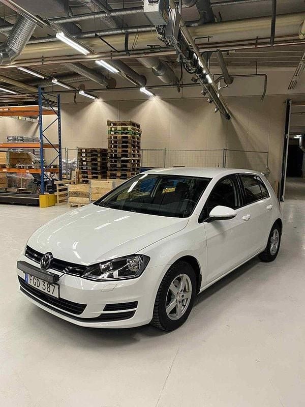 Vit Begagnad 2015 VW Golf VII Halvkombi | 110 000 kr (Marknadspris) - Bild 1/4