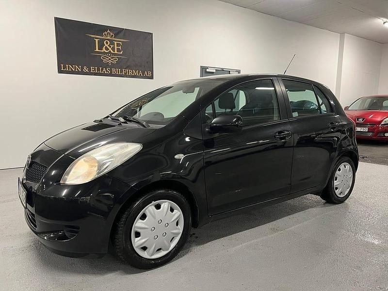 Svart Begagnad 2007 Toyota Yaris Halvkombi | 34 900 kr (Marknadspris) - Bild 1/4