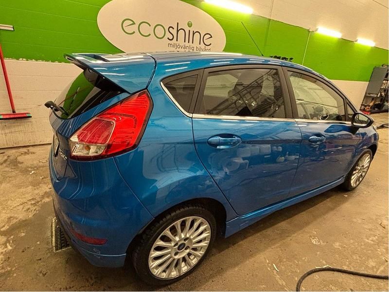 Blå Begagnad 2013 Ford Fiesta Titanium Halvkombi | 60 000 kr (Marknadspris) - Bild 1/4