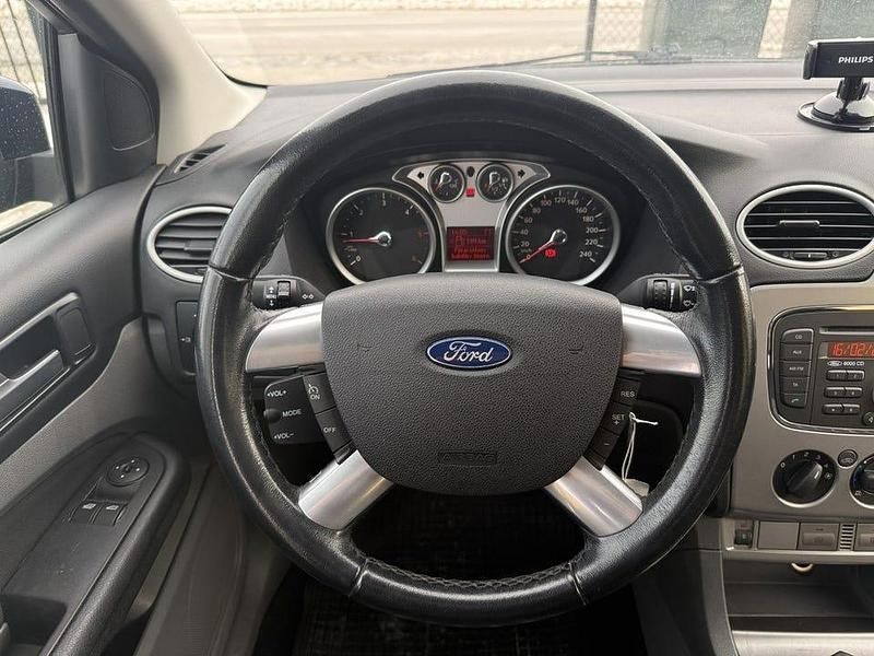 Begagnad Ford Focus Trend 90 HK (66 kW) 2011 Blå Kombi