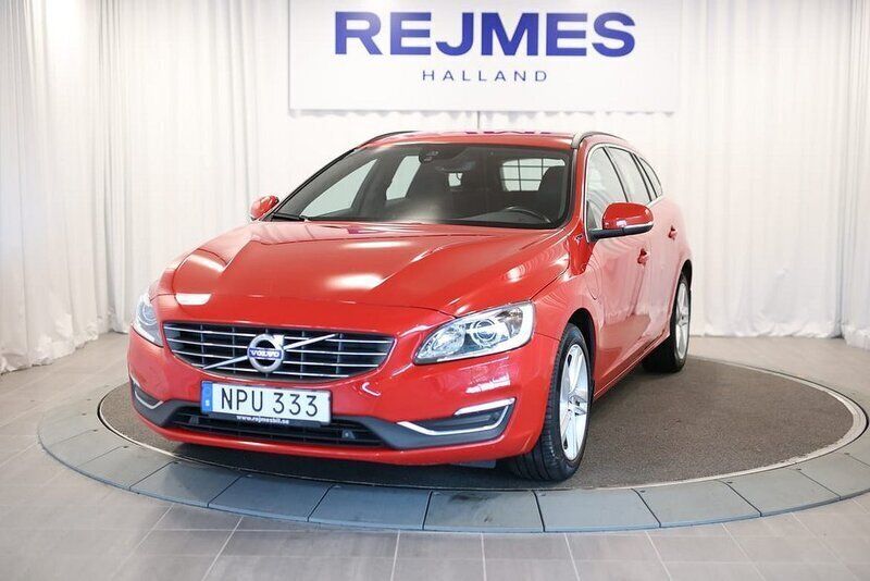 Röd Begagnad 2018 Volvo V60 Momentum Kombi | 199 500 kr (Superpris) - Bild 1/4