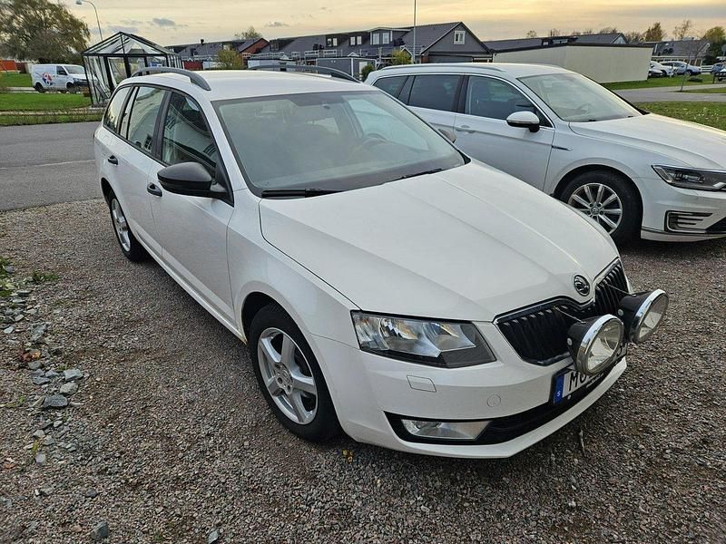Vit Begagnad 2015 Skoda Octavia Kombi | 70 000 kr (Superpris) - Bild 1/4