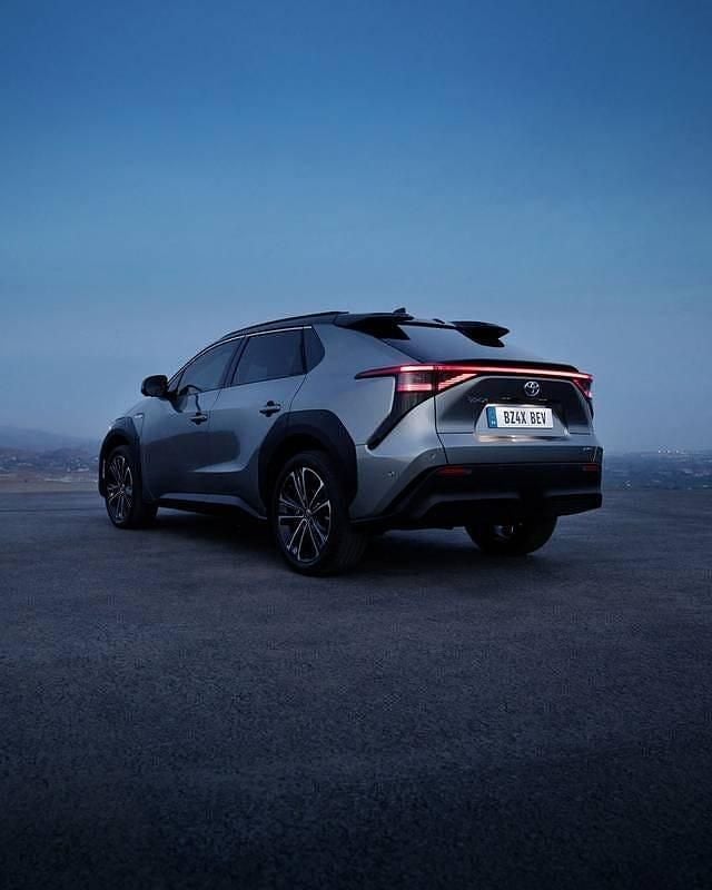 Silver Ny 2025 Toyota bZ4X Business Edition SUV | 499 900 kr (Marknadspris) - Bild 1/1