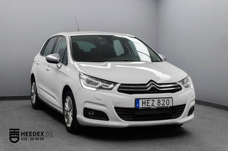 Vit Begagnad 2016 Citroën C4 Halvkombi | 79 900 kr (Marknadspris) - Bild 1/4