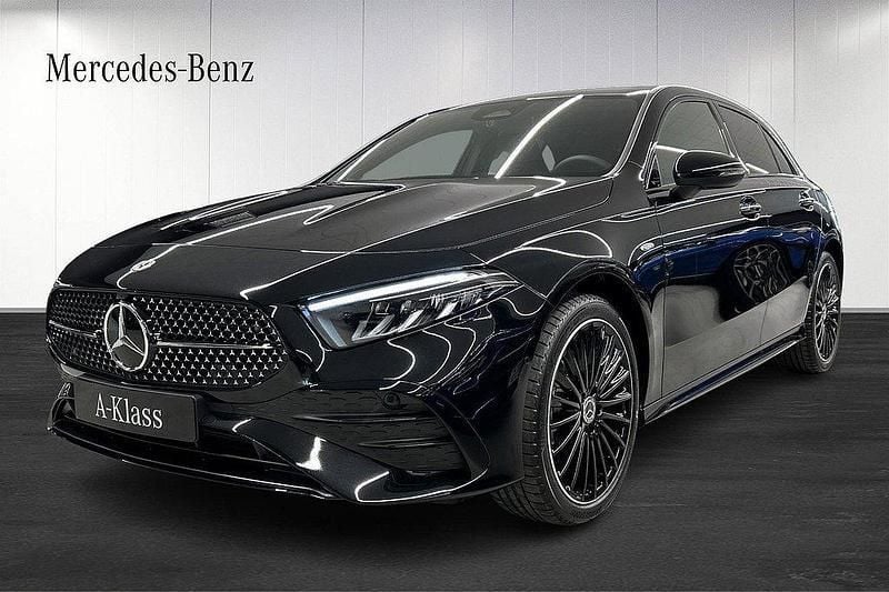 Kosmossvart metallic Ny 2026 Mercedes A250 Advanced Halvkombi | 480 700 kr - Bild 1/4