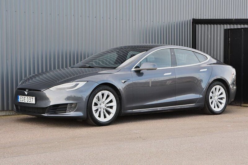 Grå Begagnad 2017 Tesla Model S Sedan | 209 900 kr (Superpris) - Bild 1/4