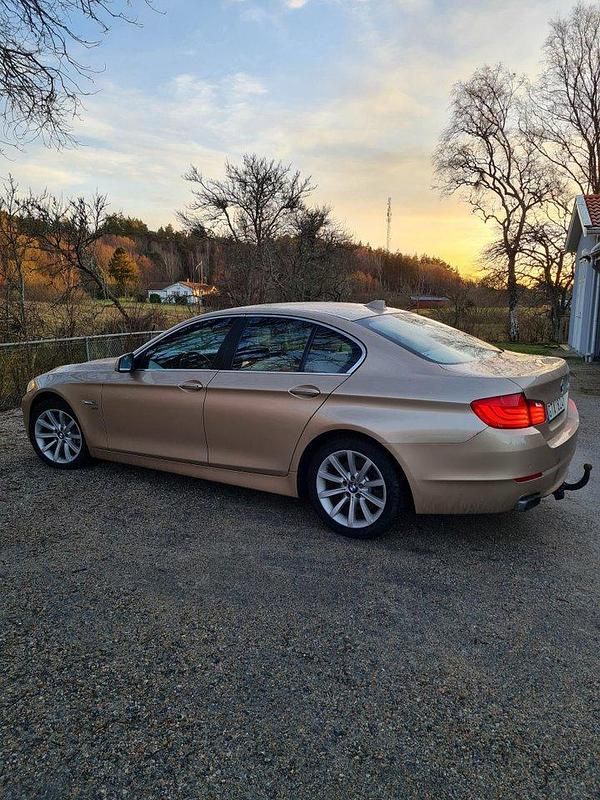 Brun Begagnad 2012 BMW 550 Sedan | 140 000 kr - Bild 1/4