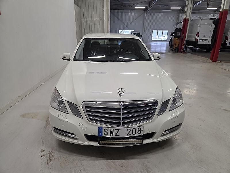 Begagnad Mercedes E200 Classic 136 HK (100 kW) 2013 Vit Sedan