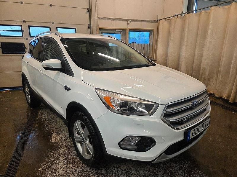 Vit Begagnad 2017 Ford Kuga Titanium SUV | 139 900 kr (Marknadspris) - Bild 1/4