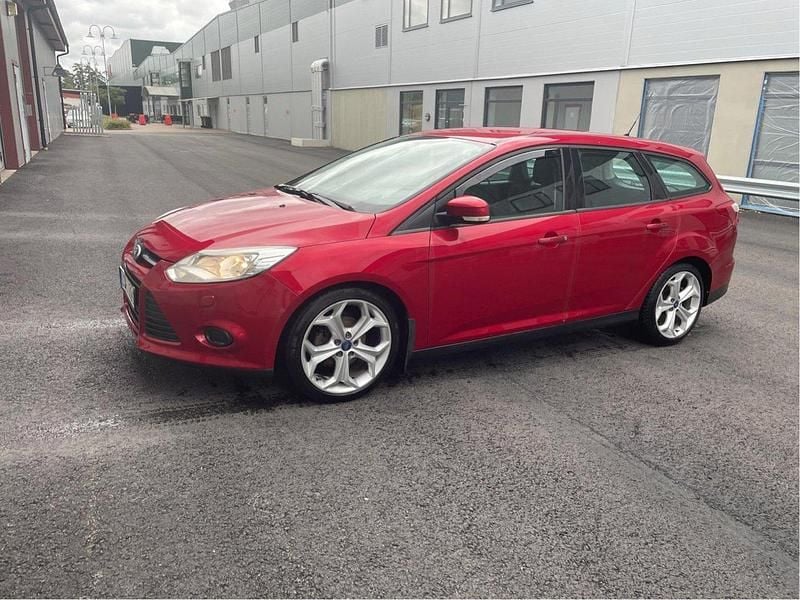 Röd Begagnad 2012 Ford Focus Trend Kombi | 32 000 kr (Marknadspris) - Bild 1/4
