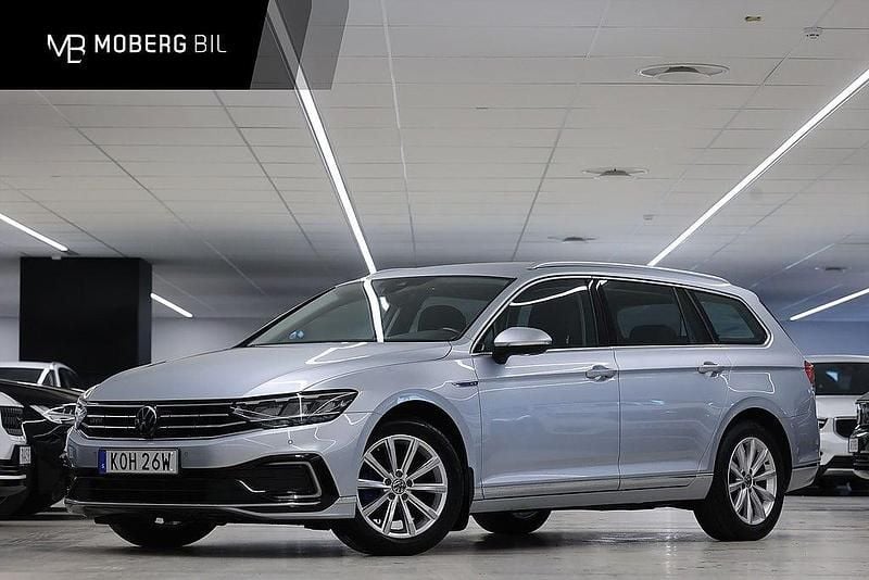 Silver Begagnad 2022 VW Passat GTE Kombi | 299 900 kr (Marknadspris) - Bild 1/3