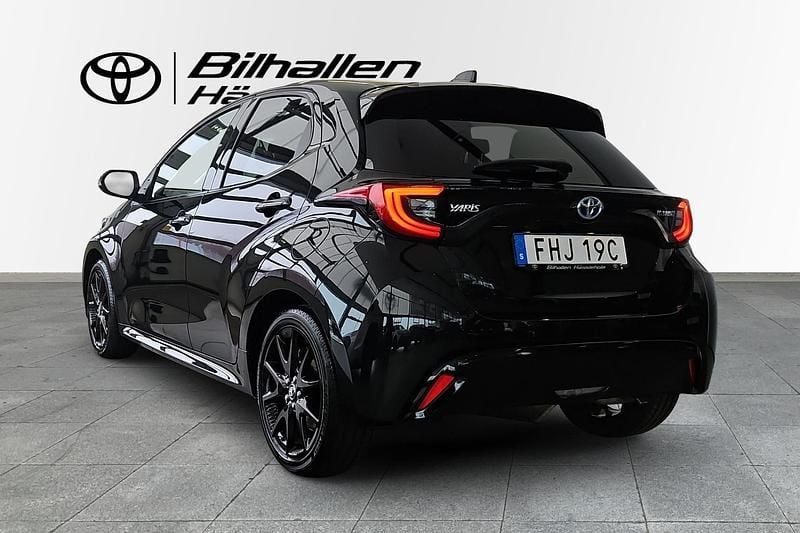 Begagnad Toyota Yaris 2023 Svart Halvkombi