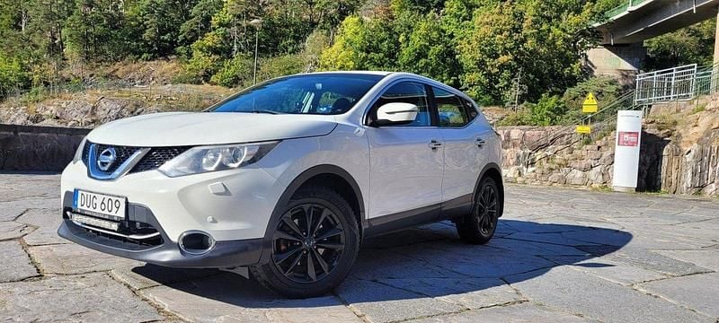 Vit Begagnad 2015 Nissan Qashqai SUV | 65 000 kr (Superpris) - Bild 1/4