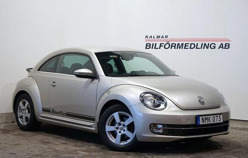 Silver Begagnad 2015 VW Beetle Halvkombi | 119 900 kr (Marknadspris) - Bild 1/4