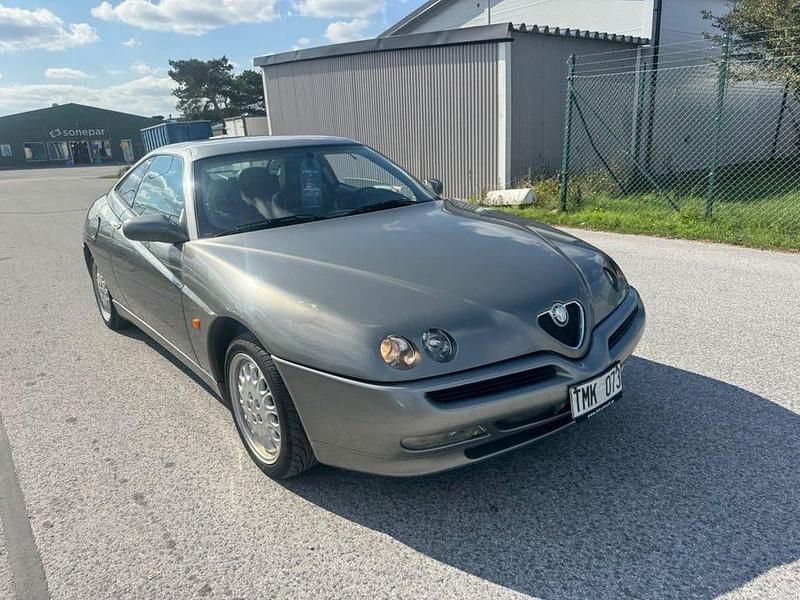 Begagnad Alfa Romeo GTV Lusso 150 HK (110 kW) 1995 Röksilvermetallic Sportkupé