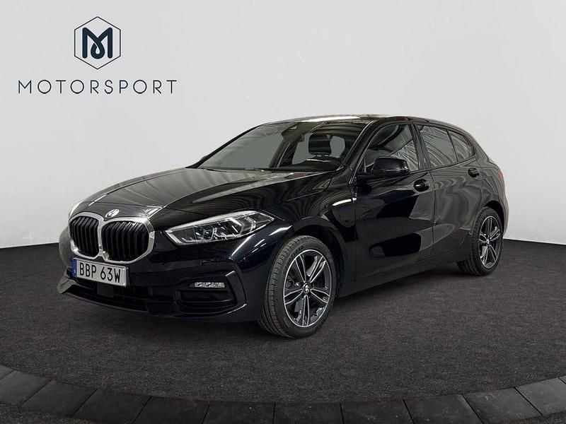 Svart Begagnad 2021 BMW 118 Halvkombi | 234 900 kr (Marknadspris) - Bild 1/3