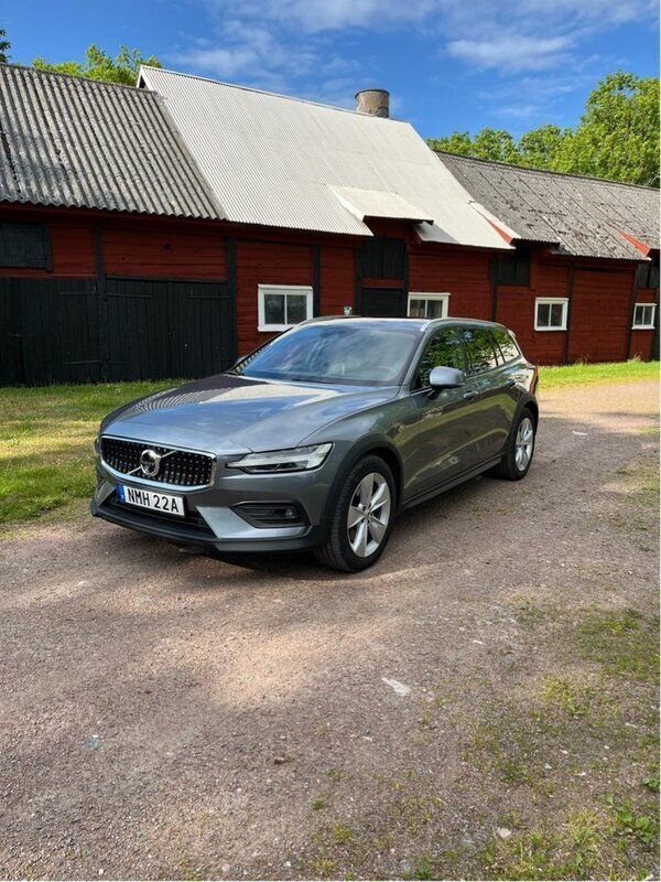 Grå Begagnad 2019 Volvo V60 CC Pro Kombi | 289 000 kr (Lite dyr) - Bild 1/4