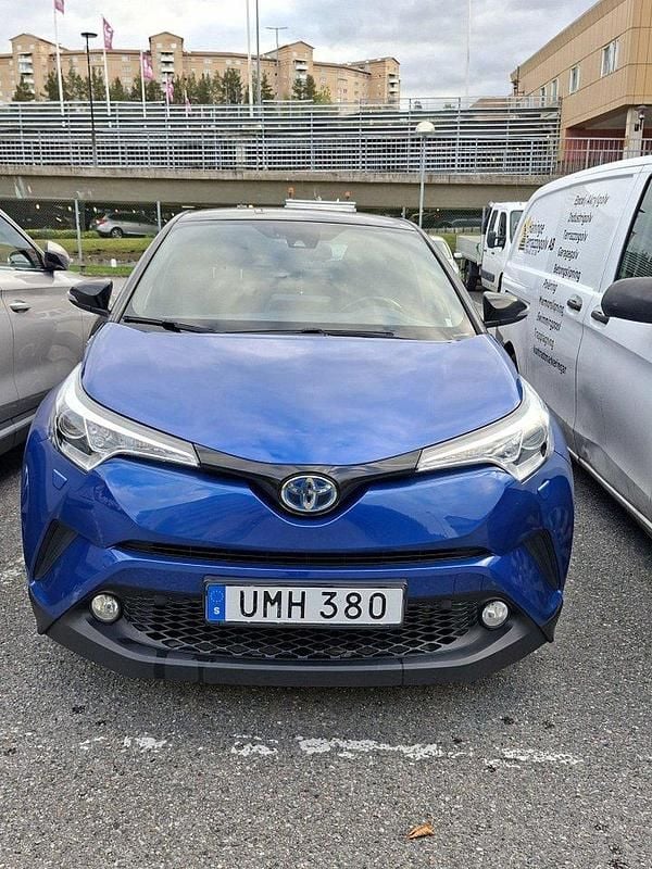 Blå Begagnad 2017 Toyota C-HR+ Style SUV | 204 900 kr (Marknadspris) - Bild 1/4