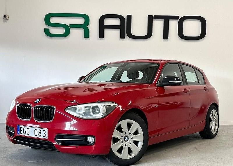 Begagnad BMW 118 Sport Line 143 HK (105 kW) 2011 Röd Halvkombi