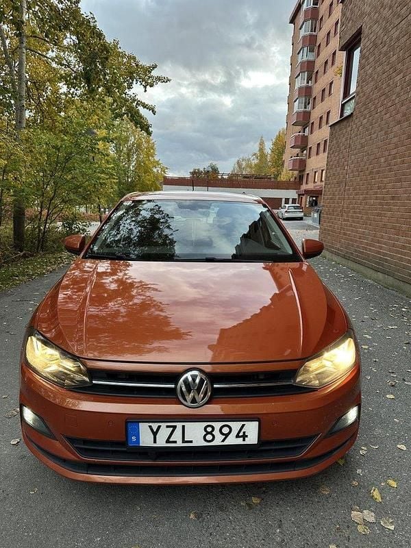Orange Begagnad 2018 VW Polo Halvkombi | 138 000 kr (Marknadspris) - Bild 1/4