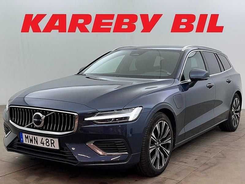 Mörkblå Begagnad 2022 Volvo V60 Core Kombi | 358 900 kr (Superpris) - Bild 1/3