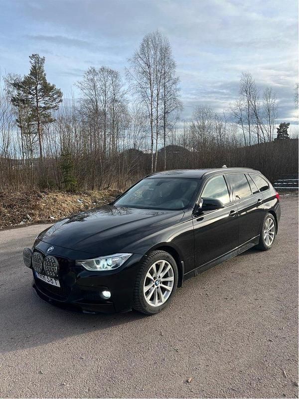 Svart Begagnad 2015 BMW 318 M Sport Kombi | 127 000 kr (Marknadspris) - Bild 1/4